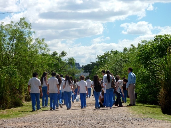 Un groupe d'écolier qui se ballade dans la réserve écologique de Buenos Aires - Argentine
