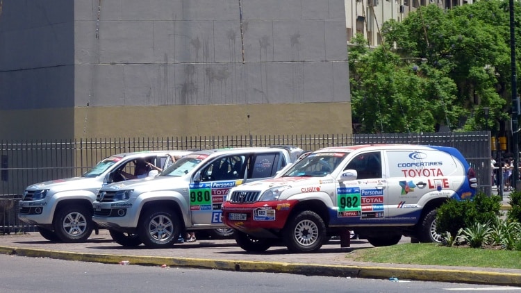 3 voitures du Dakar, av. 9 de Julio, Buenos Aires, Argentine