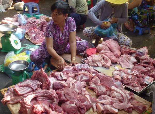 Étal de viande à l'arrache au marché de Phan Thiết.