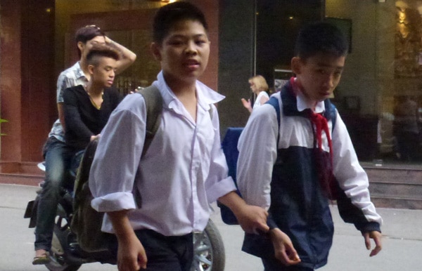 Deux jeunes Vietnamiens qui nous dévisagent.