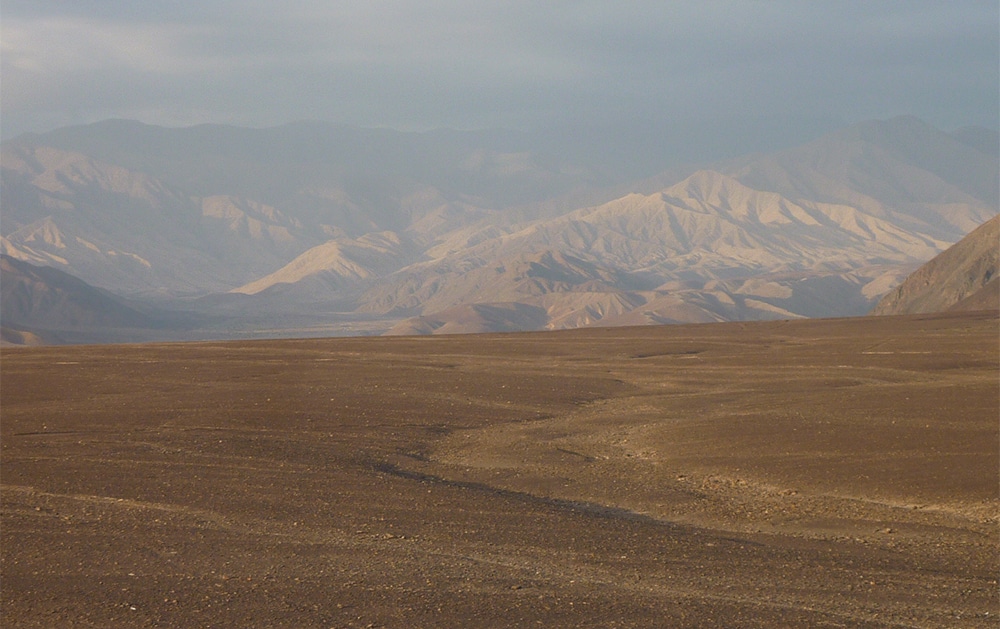 Sol clair chargé de gypse, désert de Nazca, Pérou