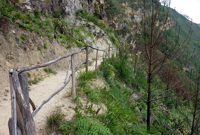 Chemin vers grotte de Quiocta, Pérou