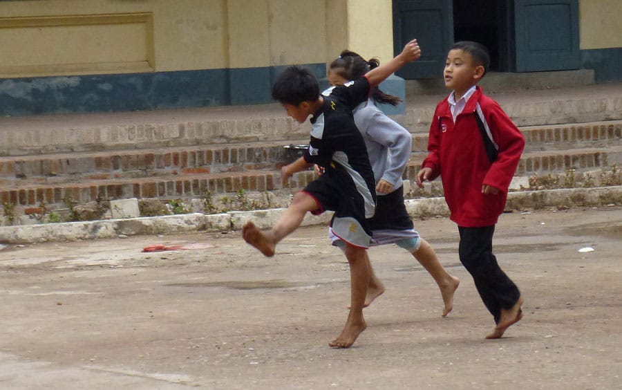 Enfants du Laos jouant au balon