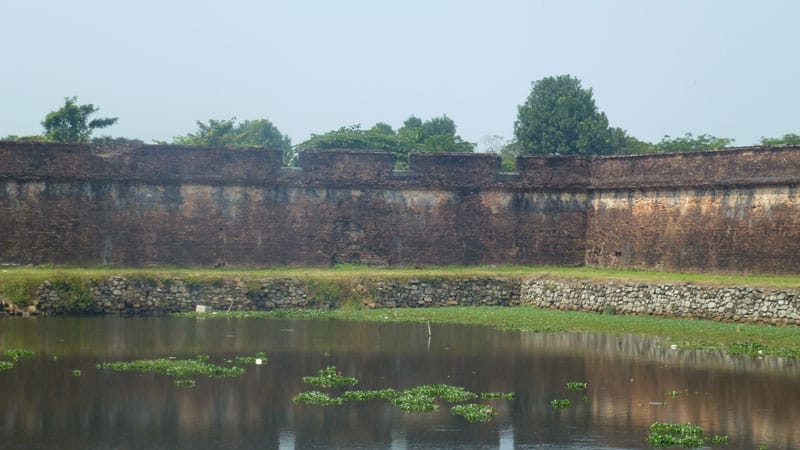 Remparts et douves de la citadelle de Hué, Vietnam