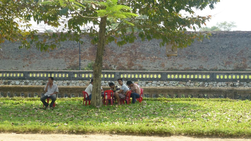 Vietnamiens jouant aux cartes,citadelle de Hué Vietnam