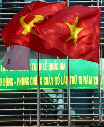 Drapeaux communiste et vietnamien à Hô-Chi-Minh Ville, Vietnam