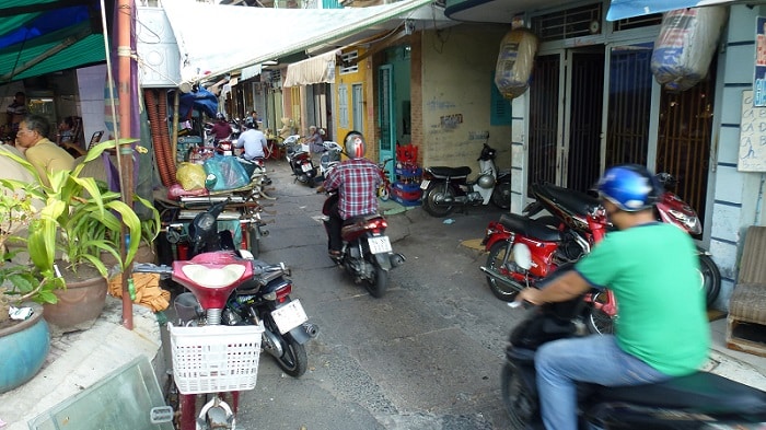 Scooters dans un ruelle étroite de Hô-Chi-Minh Ville, Vietnam