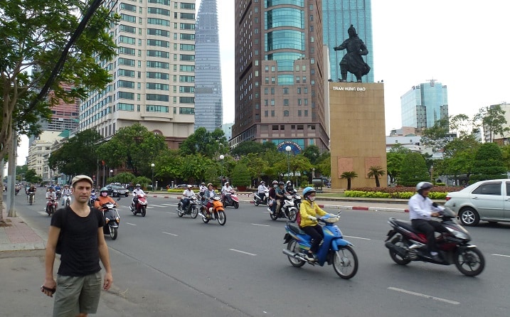 Place du centre d'affaire de Ho-Chi-Minh ville et statue de Tran Hung Dao