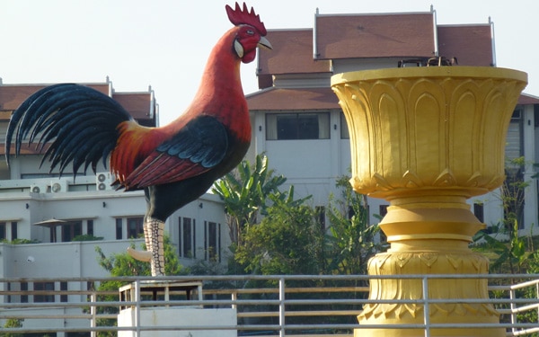 Une statue de coq au Laos.