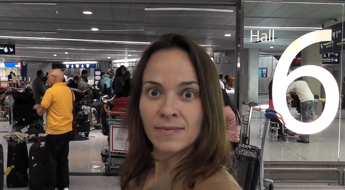 Portrait femme dans l'aéroport