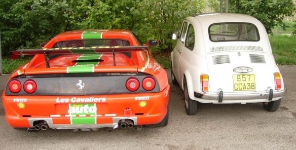 Les culs des voitures Fiat et Ferrari
