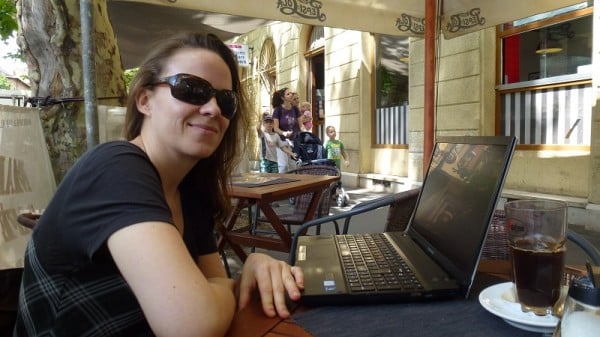 femme dans un café avec son ordinateur