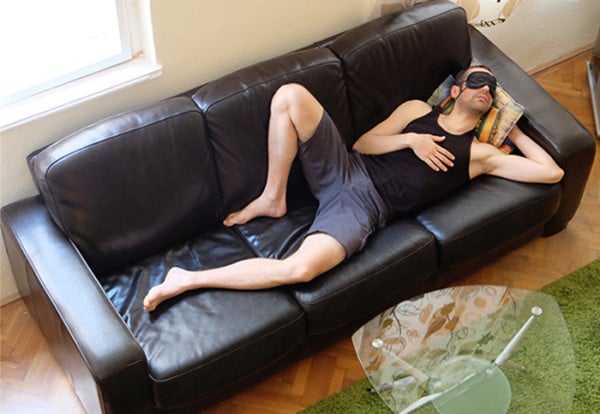 Tony dort dans un canapé à Budapest