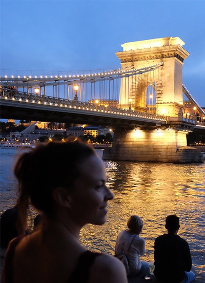 Un des pont du Danube de nuit