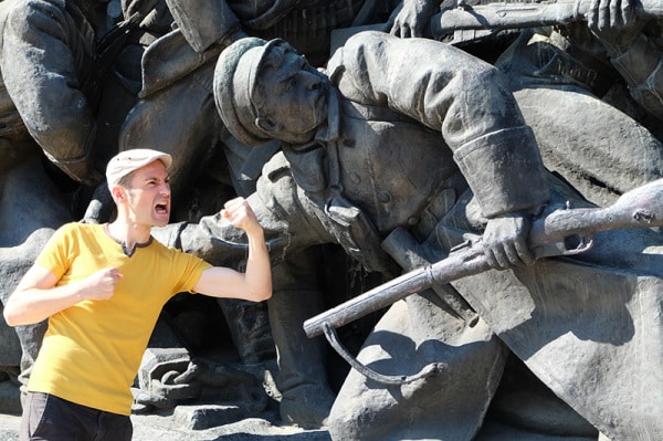 Devant la statue de l'Armée Soviétique