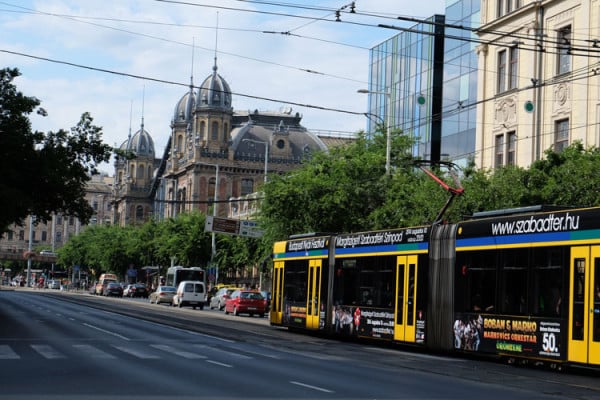 Le tram de Budapest et bâtiment ancien et moderne