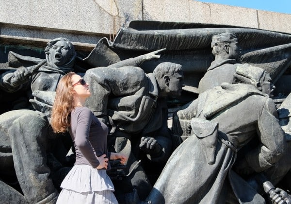 Haydée avec la statue des révolutionnaires Russes