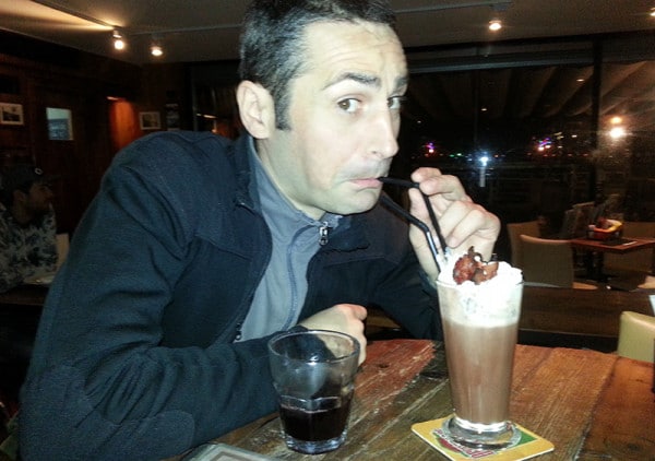 Tony Founs en train de boire un cocktail au chocolat