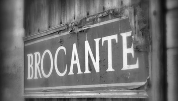 Panneau avec écrit "Brocante".