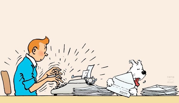 Tintin tapant sur un machine à écrire et Milou collant les enveloppes.