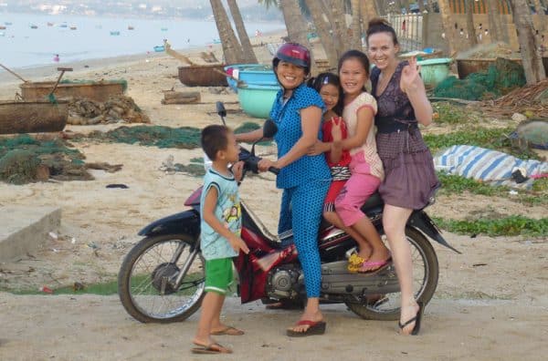 Haydée Bouscasse au Vietnam avec une famille sur un scooter