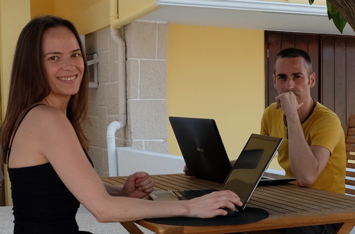 Haydée & Tony freelances et infopreneurs travaillant avec leur ordinateur sur une terrasse